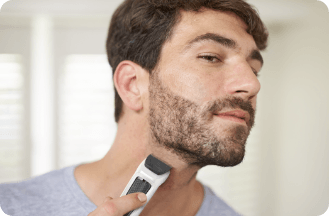 Homem Usando Barbeador Philips